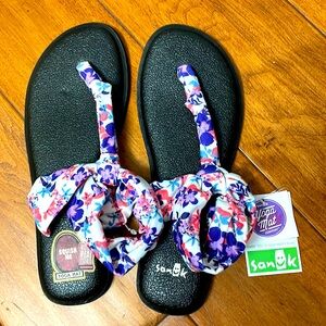 New with Tag! Sanuk floral print yoga sling back sandals size 6